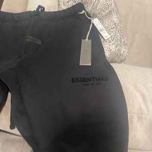 ESSENTIALS FEAR OF GOD
Stretch Limo Relaxed
Sweatpants
XS SIZE